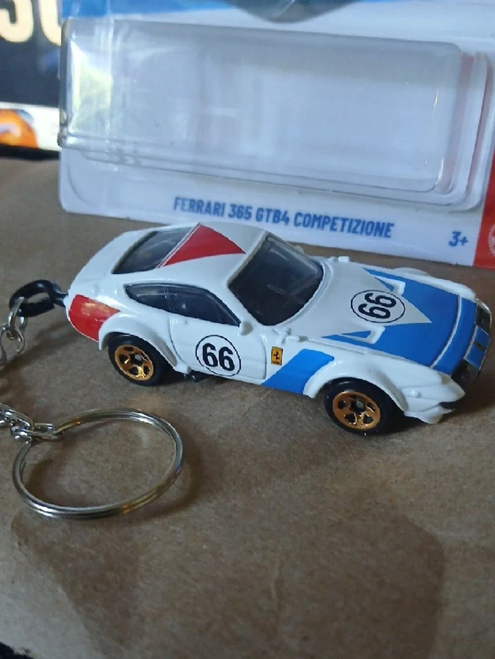 Keychain Ferrari 365 GTB4 Competizione Car - White with Blue & Red Accents
